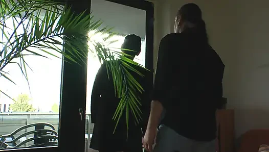 Tätowierte MILF genießt intensiven amateur-sex mit fingern und lecken