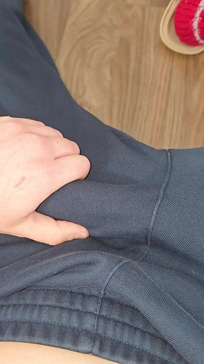Tipul sexy PhantomGentX se masturbează cu șosete roșii