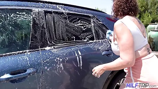 Orta yaşlı seksi kadın büyük memeli kıvırcık saçlı olgun orta yaşlı seksi kadın genç yarağı sikiyor