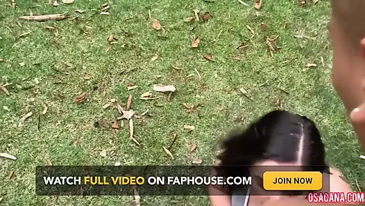 Menonton dari jauh dia menunggu saat yang tepat