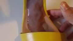 Shoejob jouit dans les sandales à talons hauts jaune de sa femme