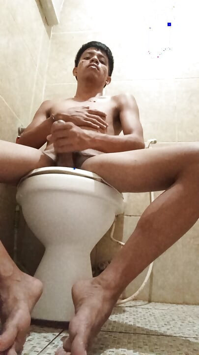Filipino Twink Jerk Off in Bathroom - FLESHLAB Exclusive