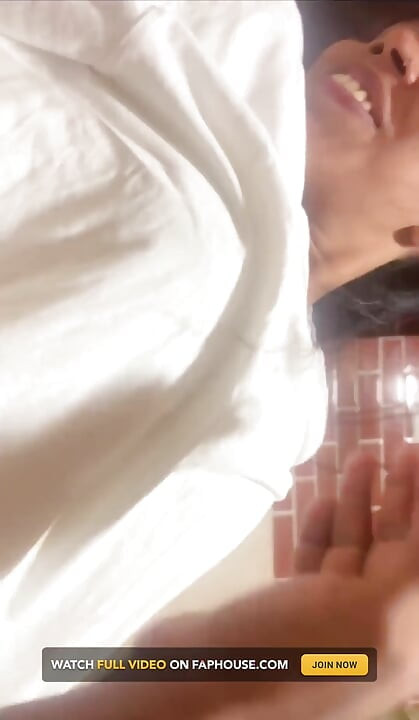 그녀의 남친이 그녀를 너무 세게 따먹고 큰 소리로 흉터