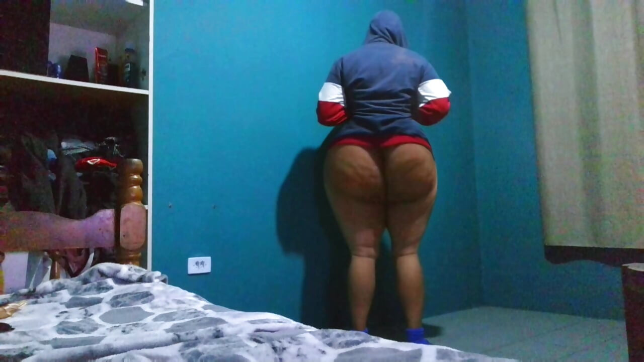 Sissy TS neukt gigantische bubbelkont