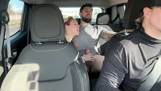 Ich habe das Paar auf dem Rücksitz von Uber erwischt und sie fahren lassen