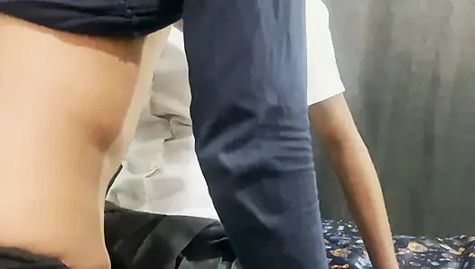 Genç küçük aşık üniversiteden sonra emiyor ve biniyor