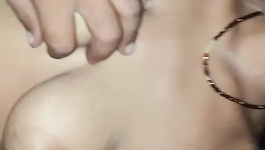 Pertama-tam masukkan ke mulut dan kemudian ke dalam memek