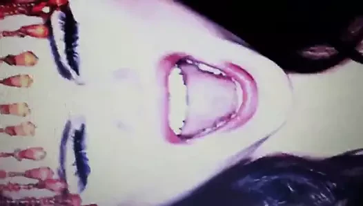 Selena Gomez boşalıyor