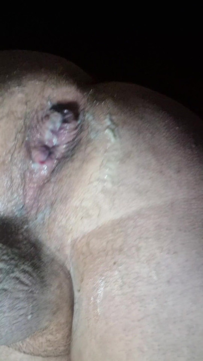 Mon trou est toujours ouvert et prêt pour le poing ou le gode de pénétration, même les lèvres comme une vraie chatte anale.