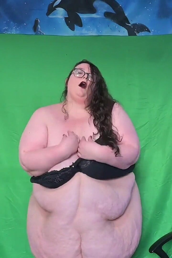 Sexy Goddess SSBBW Strip and Shake