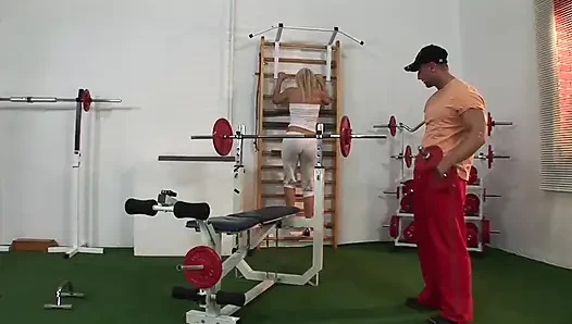 Kegembiraan meroket untuk pirang panas di fanatik gym seks anal kejam