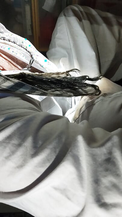 Dirtyjunkbro mặc quần áo Afghanistan, tất boong đi tiểu và uống nước tiểu