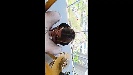 Mein Mann und ich hatten Spaß in einer gemieteten Wohnung: Oralsex auf dem Balkon mit Blick auf die Straße und Sex im Schlafzimmer.