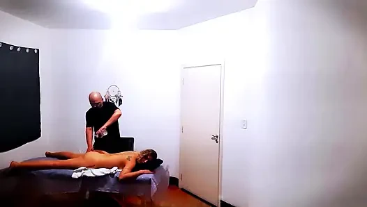 Evli kadın masörün acı içinde olduğunu söylediği zaman.