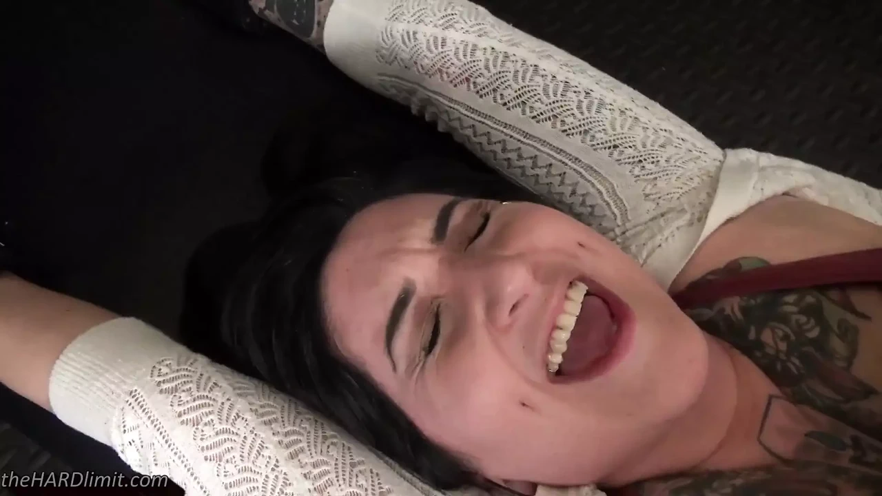 被绑住的宝贝喜欢让她的纹身脚被挠痒痒