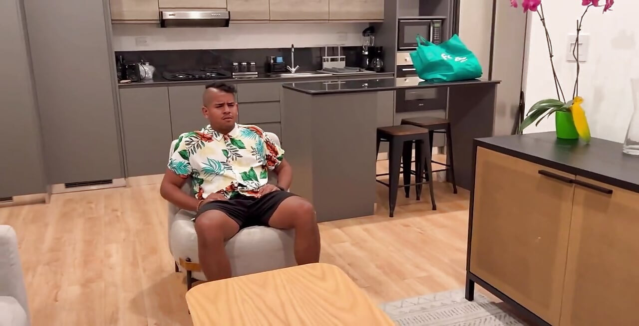 Saya menjatuhkan tuala apabila saya membuka pintu kepada lelaki penghantar dan anda akan tahu apa yang berlaku