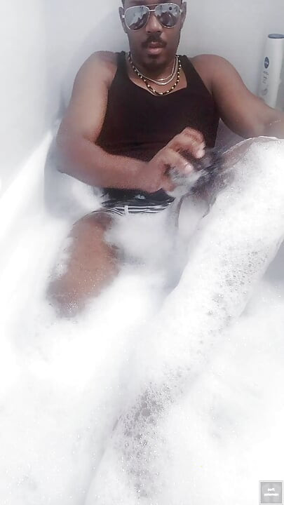 I Wash My Body in the Bath (2025)