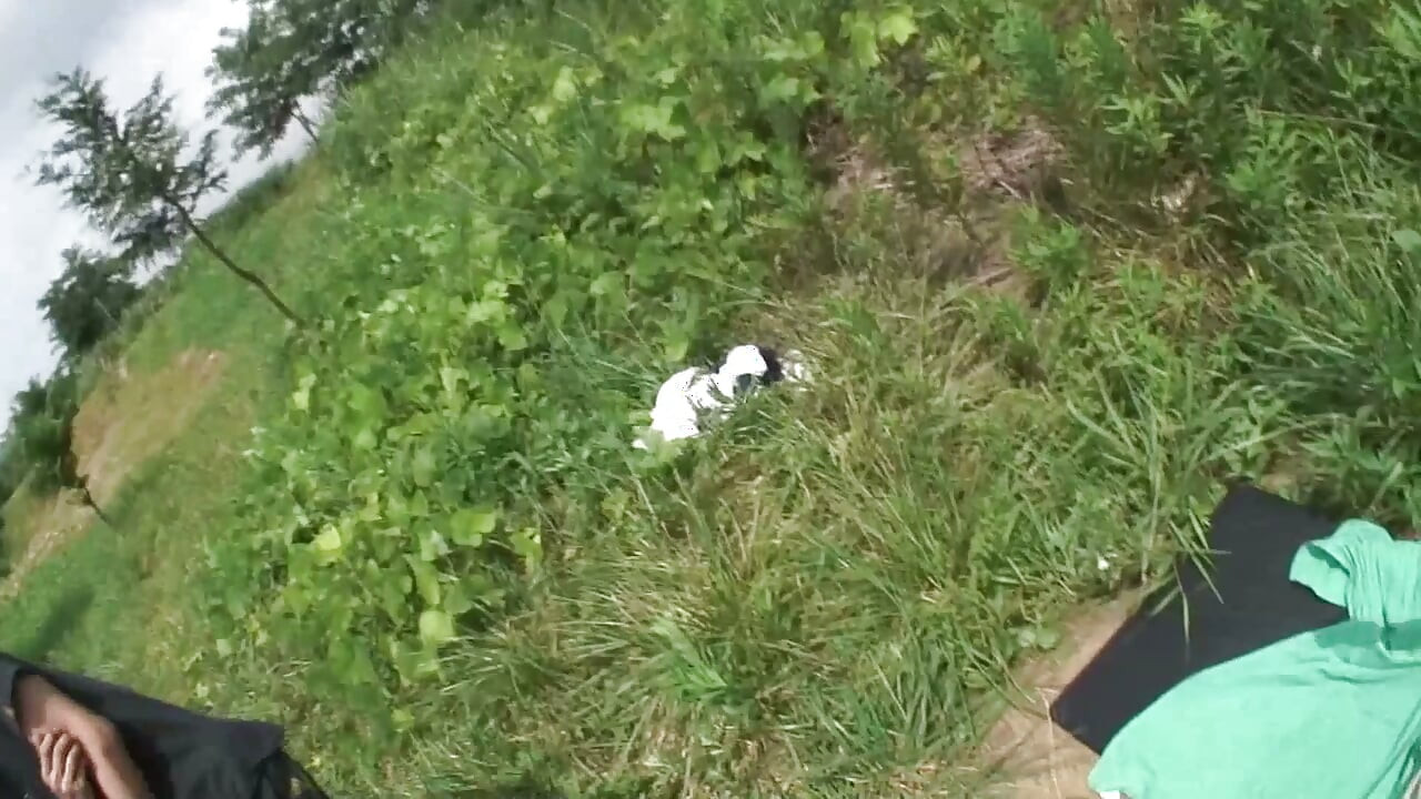 Salope japonaise rousse se fait pilonner en extérieur