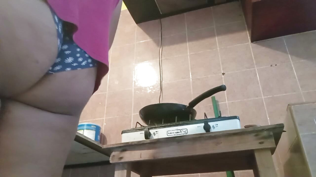 Pullea Milf pikkuhousuissa keittiössä