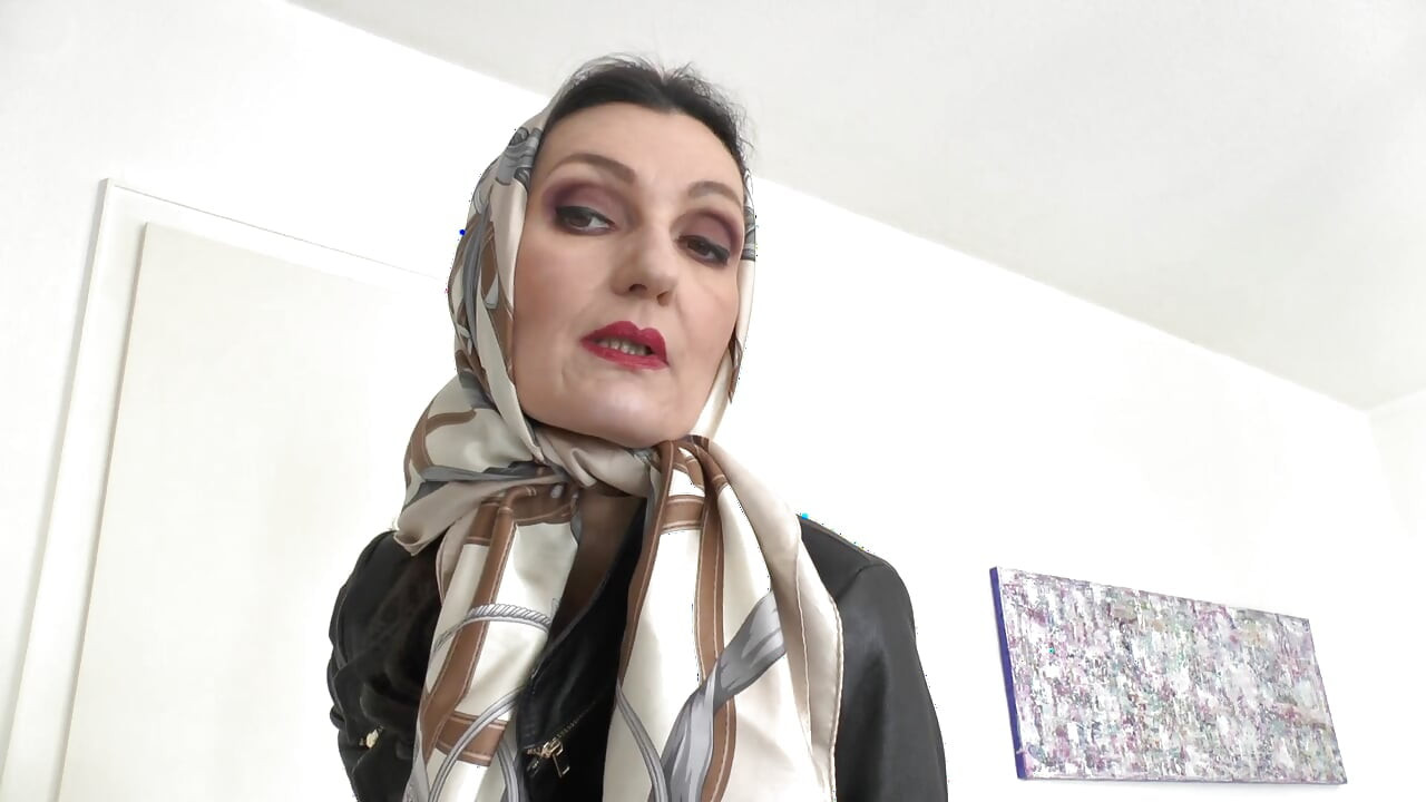 Prekrasne svilene marame na modnoj reviji, JOI, Lady Victoria Valente