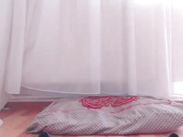 Одна дома трахает тинку