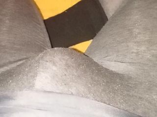 灰色紧身裤。