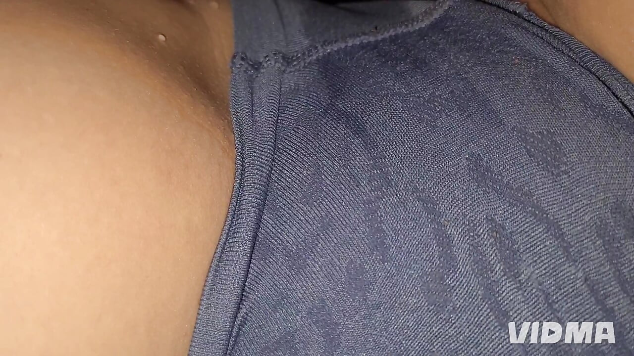 Mokra cipka i orgazm podczas oglądania porno