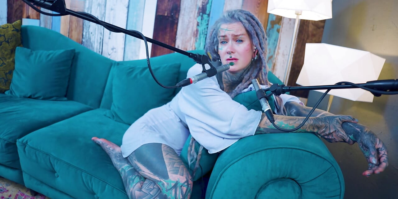 Mluvím o I - Izolace - ASMR podcast SFW mluvící goth hubená dívka dredy tetovaná modelka nastříkaná holka