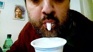Kocalos - 음란한 방법으로 요구르트 먹기