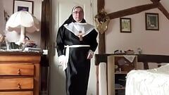 Наряд в платье монахини на ночь