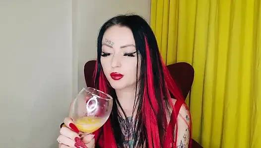 Tükürme fetişi. Sahibe limon emiyor, bu da özel bir tükürük kokteyli hazırlamak için daha fazla tükürük gerektiriyor, salya akıtıyor ve çiğnenmiş limon f