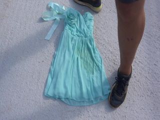 Pisse sur une robe turquoise