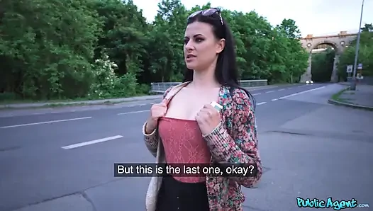 Kamu görevlisi - koyu saçlı güzellik Billie Star para için yarak emiyor