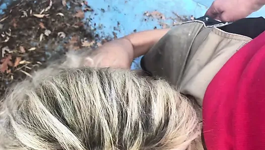 Технология бассейна и клиент в пустом бассейне - интенсивная глубокая глотка и камшот на лицо