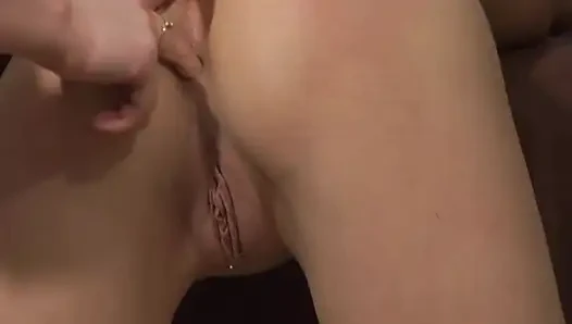 Cewek domme ini mencambuk pantat bahenolnya sebelum dientot pakai dildo
