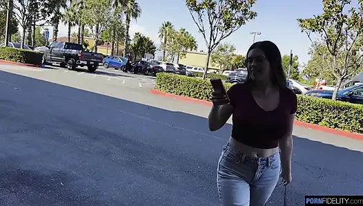 Büyük memeli Lindsay Lee için sürekli dölleme