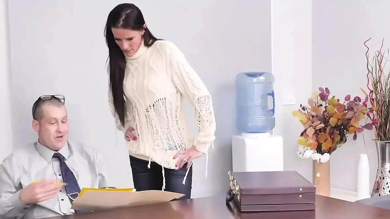 Familystrokes - 18 yaşındaki minik bebek üvey annesi ve üvey babasının yönlendirmesi altında satış görevlisini sikiyor