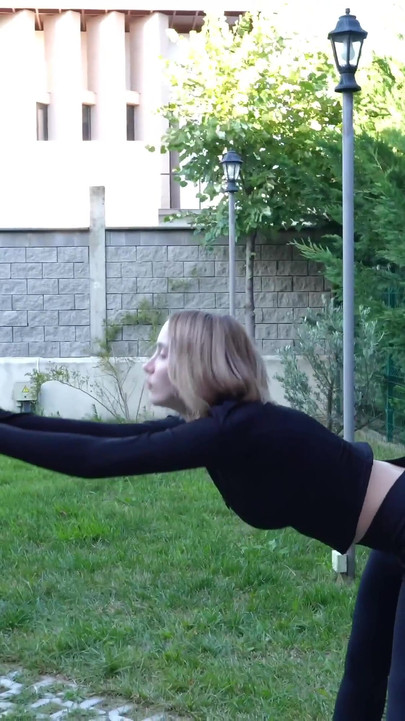 Šukej mě tiše! Sportovní Hot Teen tvrdě šuká souseda na dvorku jejího domu!