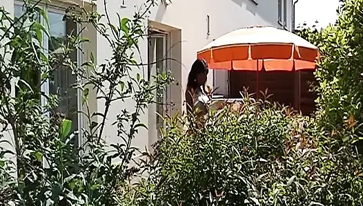 Ebenholz-schätzchen aus Frankreich beobachtet, wie sie mit ihrer muschi spielt