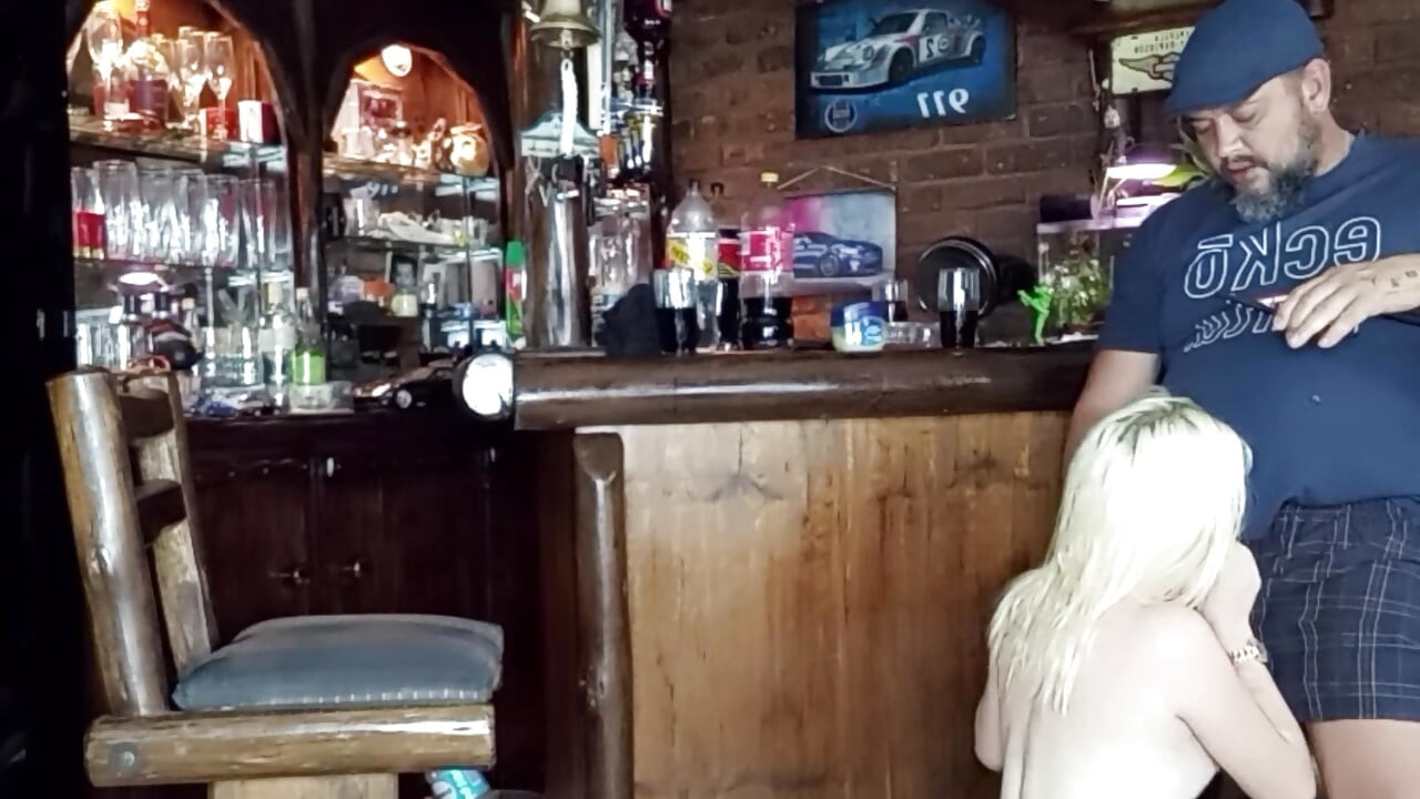 Meine freundin lutscht mich und der schwanz meines freundes kommt in den hals und auf titten