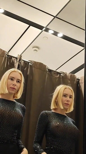 Epski trenutak iz "Try On Haul Transparent Clothes, Completely See-Through. U trgovačkom centru"