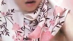 Хорошенькая в хиджабе Tudung Jilbab девушка мастурбирует в душе