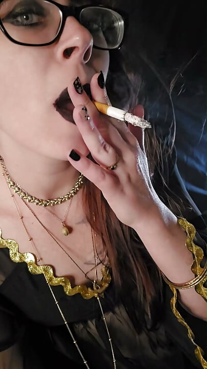 ধূমপান করা ডাইনি সিগারেট ভালোবাসে