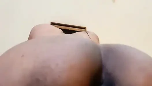 Hintli kız arkadaş çığlık atarken erkek arkadaşı tarafından arkadan sikiliyor