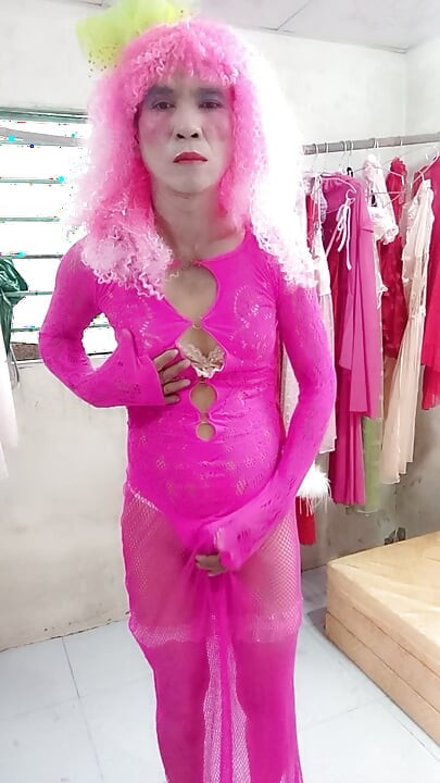 Oanh Le transgender w seksownej sukience robi sobie selfie