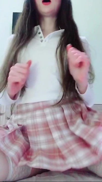 "Tiktok derlemesi ateşli kız: esmer iç çamaşırı, deri etek, çorap, tanga olmadan trendleri dans ediyor", dansın epik anı
