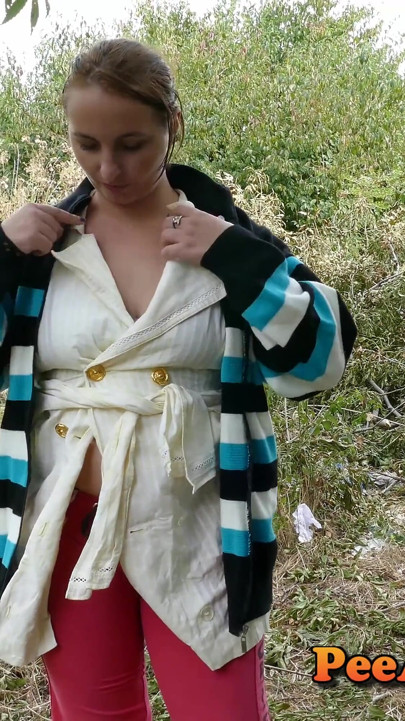 Fettes mädchen pisst an einem verlassenen ort 4k