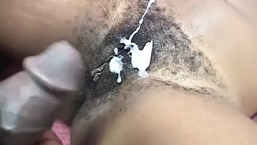 Büyük siyah kıllı amcıkta büyük siyah yarak... Amına boşalma