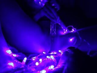 Seks in Kerstmis met speelgoed en LED slinger, gelukkig nieuwjaar! Glas