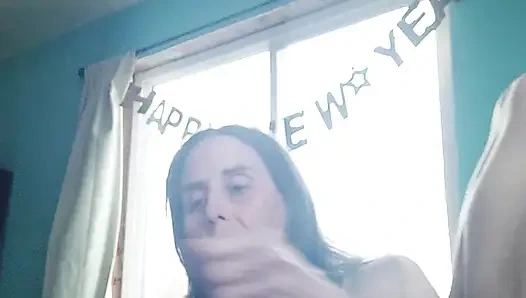 Milf bermain dengan dildo ungu!.